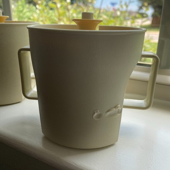Vintage Tupperware Sugar and Creamer set in Almond and Gold - Picture 11 of 15